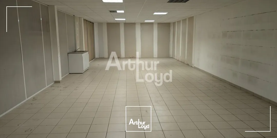 CHARTRES DE BRERAGNE - LOCAL D'ACTIVITE A LOUER AVEC GRANDE SURFACE DE BUREAUX - 470 M²