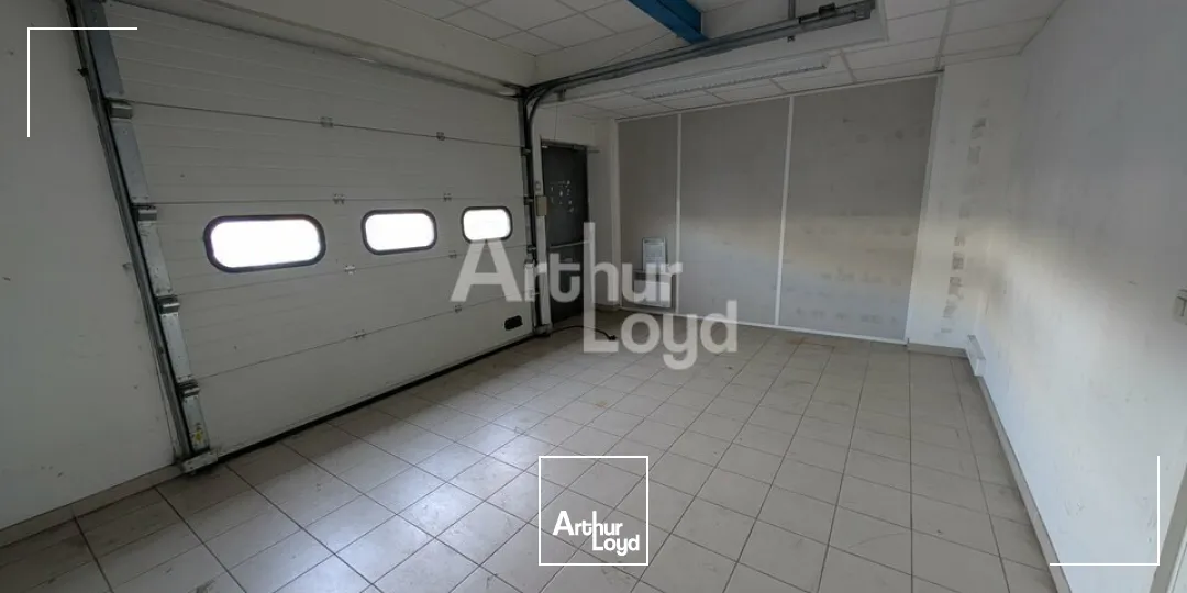 CHARTRES DE BRERAGNE - LOCAL D'ACTIVITE A LOUER AVEC GRANDE SURFACE DE BUREAUX - 470 M²