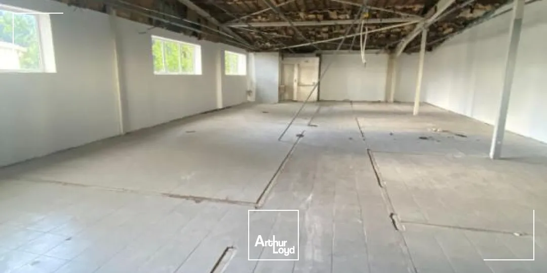 Local d'activités ( stockage ) 180 m2