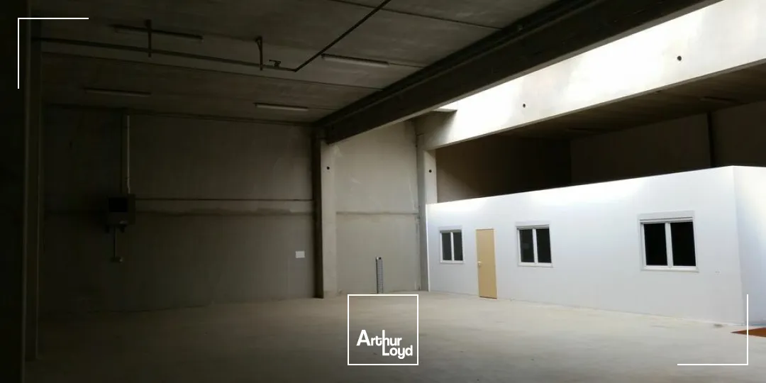 LOCAL D'ACTIVITE - ENTREPOT à LOUER de 735 m²