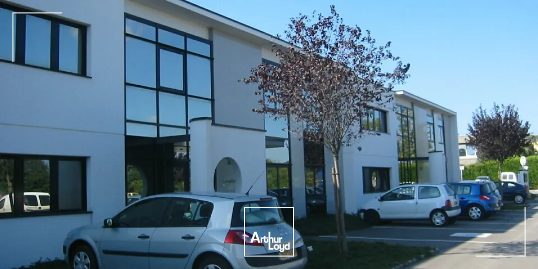 LOCAL D'ACTIVITE - ENTREPOT à LOUER de 735 m²