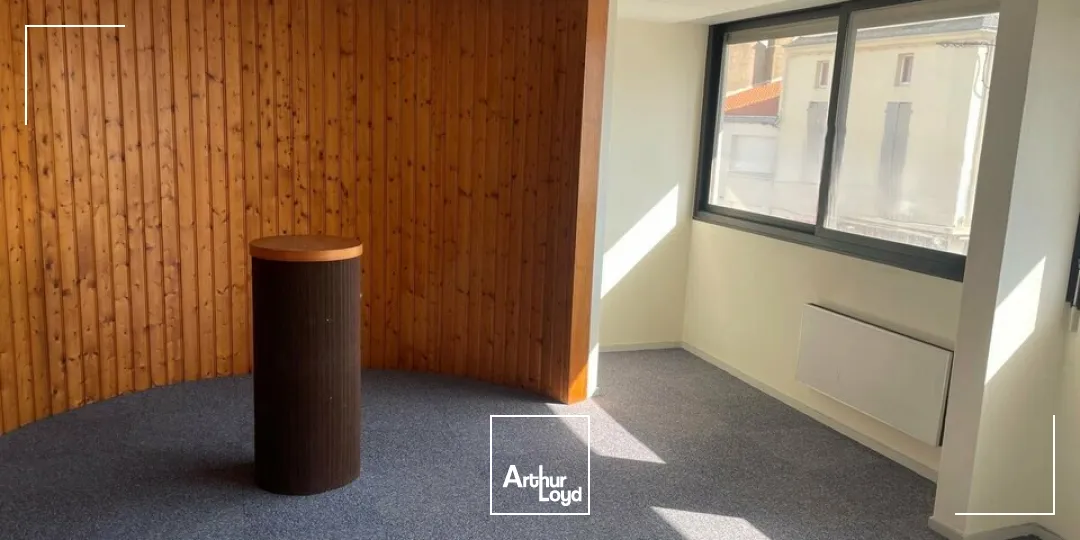 LA ROCHE-SUR-YON  LOCAL COMMERCIAL DE 166M² - A LOUER