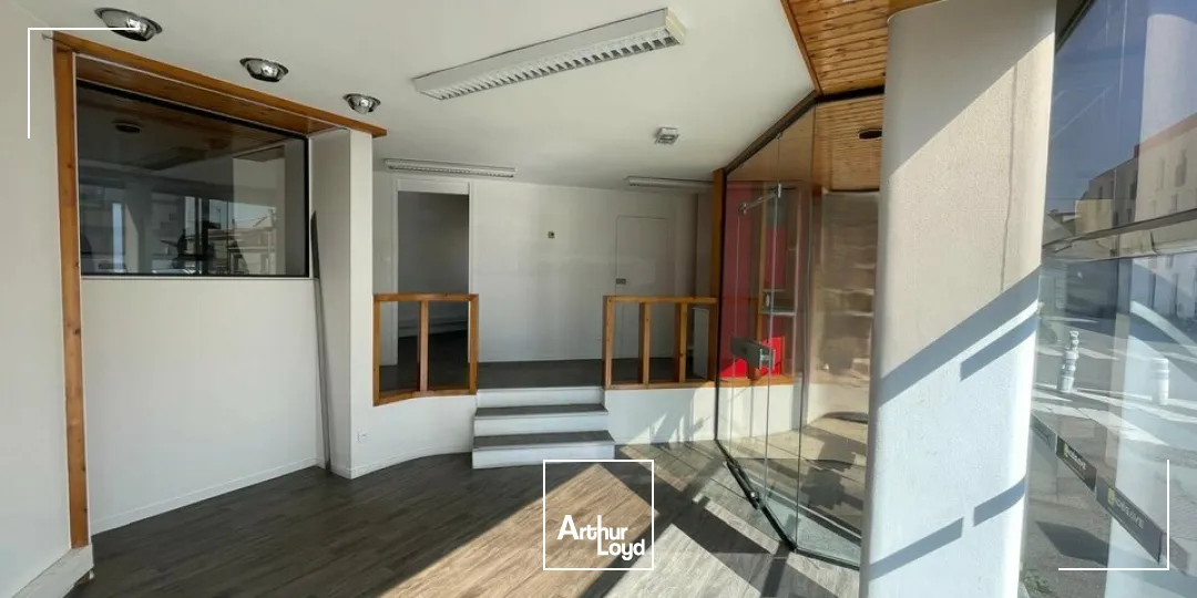 LA ROCHE-SUR-YON  LOCAL COMMERCIAL DE 166M² - A LOUER