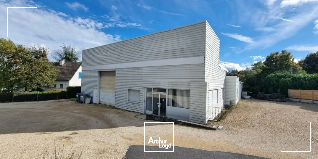 À louer  Local d'activité de 772 m² avec atelier grande hauteur, bureaux et parking sécurisé