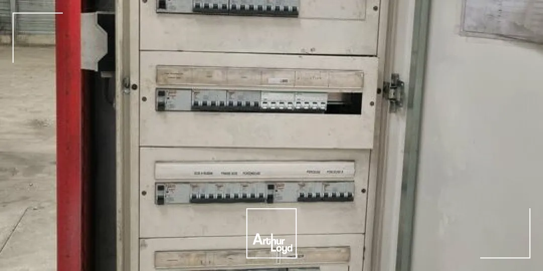 À louer  Local d'activité de 772 m² avec atelier grande hauteur, bureaux et parking sécurisé