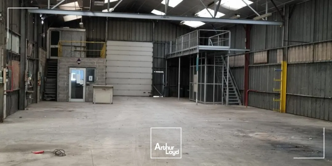À louer  Local d'activité de 772 m² avec atelier grande hauteur, bureaux et parking sécurisé