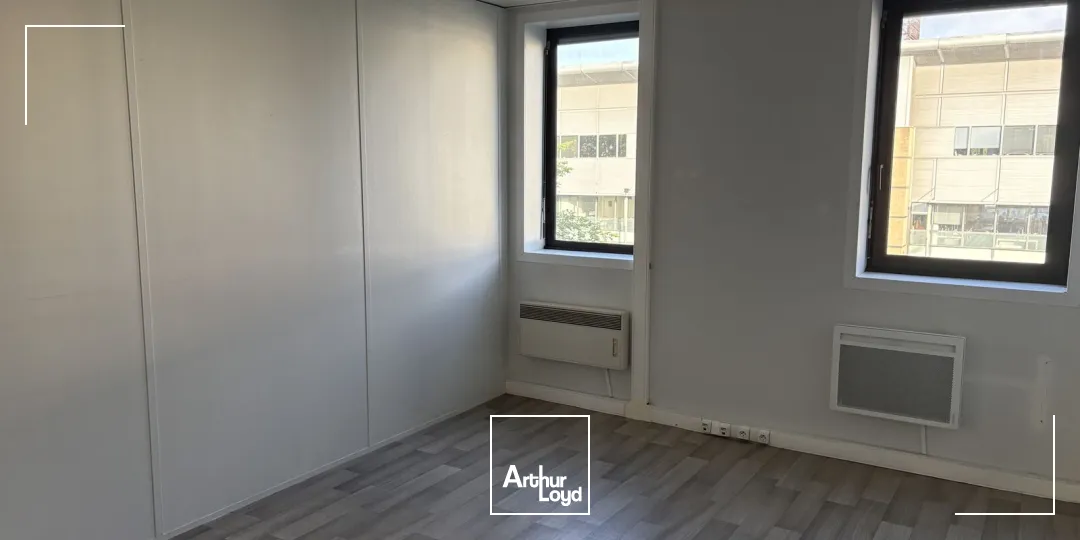 Bureaux à louer à Villeneuve d'Ascq - Secteur Heron Parc/ Auchan V2. Bureaux au loyer attractif avec de nombreux parkings à disposition sur le site ! 