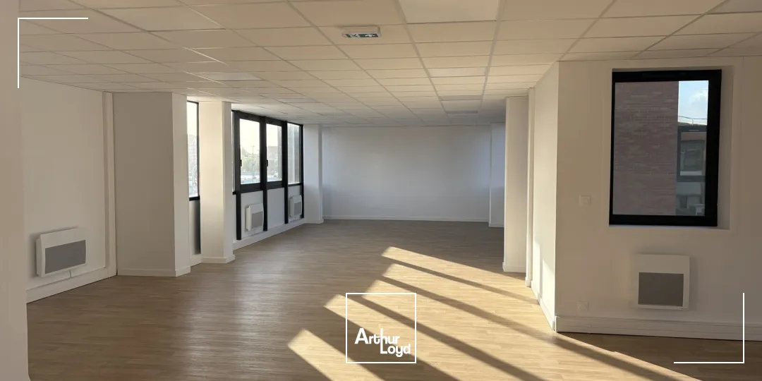 Bureaux à louer à Villeneuve d'Ascq - Secteur Heron Parc/ Auchan V2. Bureaux au loyer attractif avec de nombreux parkings à disposition sur le site ! 