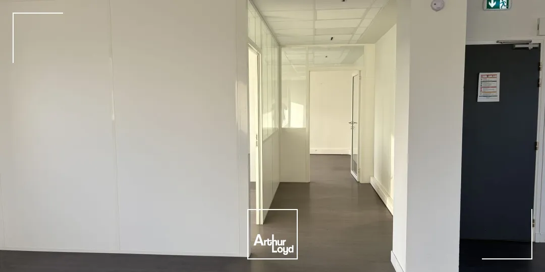 Bureaux à louer à Villeneuve d'Ascq - Secteur Heron Parc/ Auchan V2. Bureaux au loyer attractif avec de nombreux parkings à disposition sur le site ! 