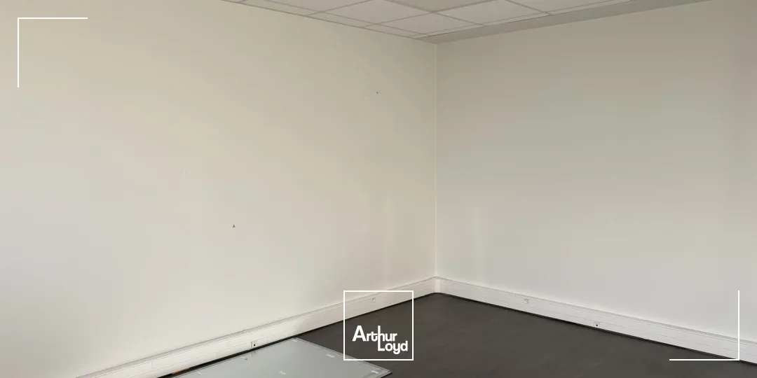 Bureaux à louer à Villeneuve d'Ascq - Secteur Heron Parc/ Auchan V2. Bureaux au loyer attractif avec de nombreux parkings à disposition sur le site ! 