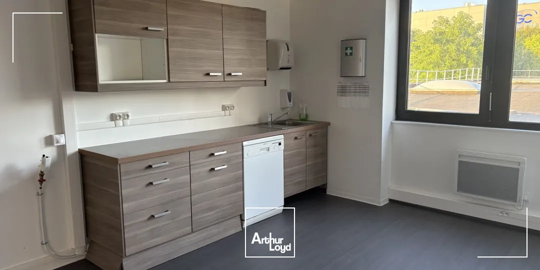 Bureaux à louer à Villeneuve d'Ascq - Secteur Heron Parc/ Auchan V2. Bureaux au loyer attractif avec de nombreux parkings à disposition sur le site ! 