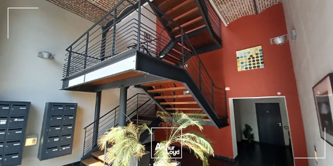 Bureaux de standing dans une ancienne usine alliant cachet industriel et prestations de grandes qualités. Surfaces à louer ou à vendre. 