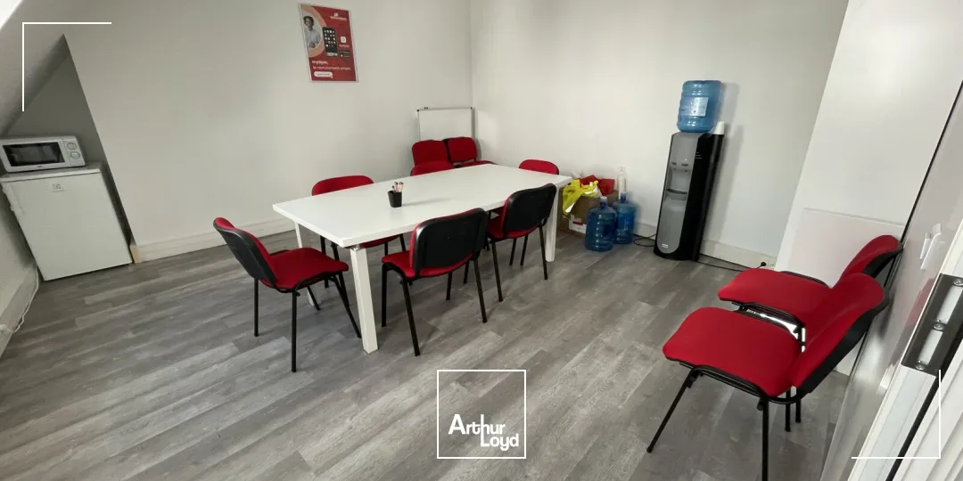 Bureaux rénovés avec parkings - Emplacement stratégique, immeuble de standing