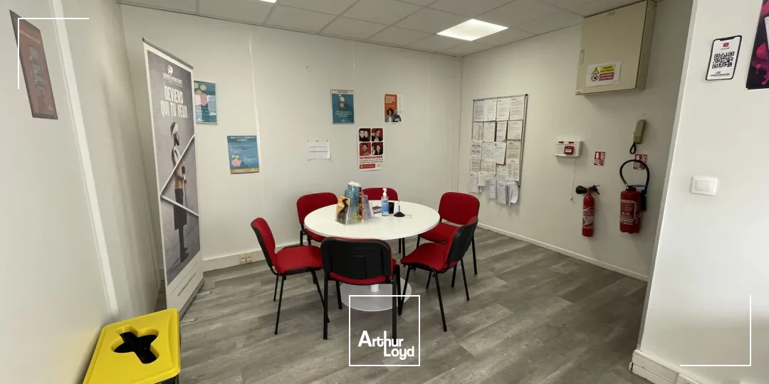 Bureaux rénovés avec parkings - Emplacement stratégique, immeuble de standing