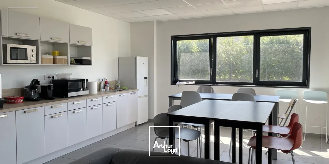 EN VENTE - ENSEMBLE IMMOBILIER D'EXCEPTION À USAGE MIXTE EN SORTIE D'AUTOROUTE - STEENVOORDE