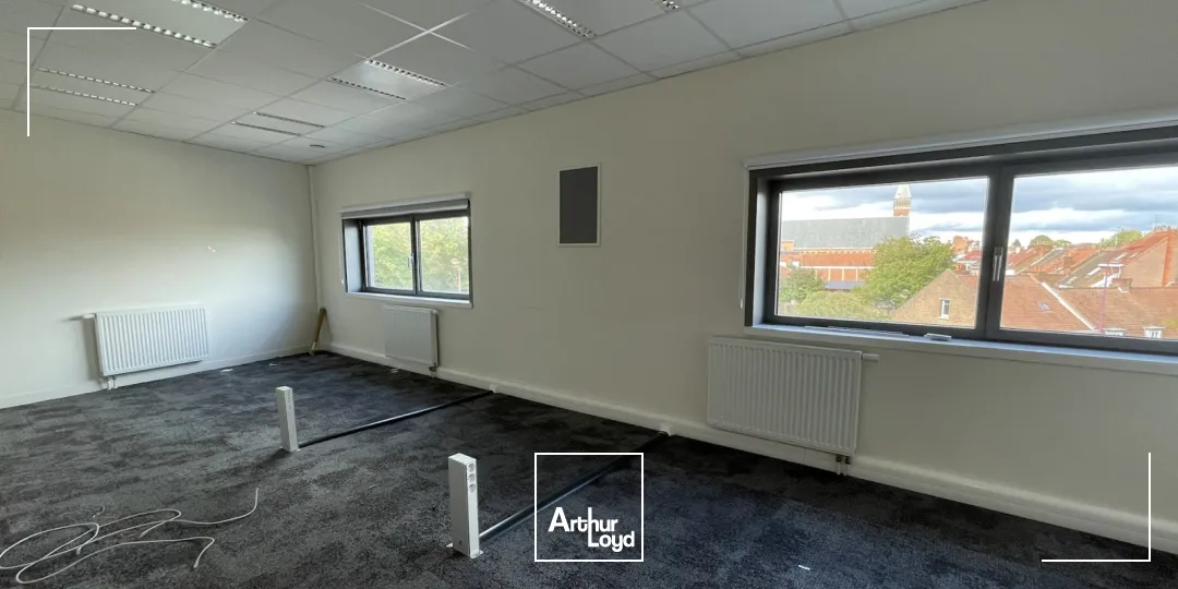 À LOUER - BUREAUX AU COUR D'HAZEBROUCK DANS UN IMMEUBLE TERTIAIRE DYNAMIQUE