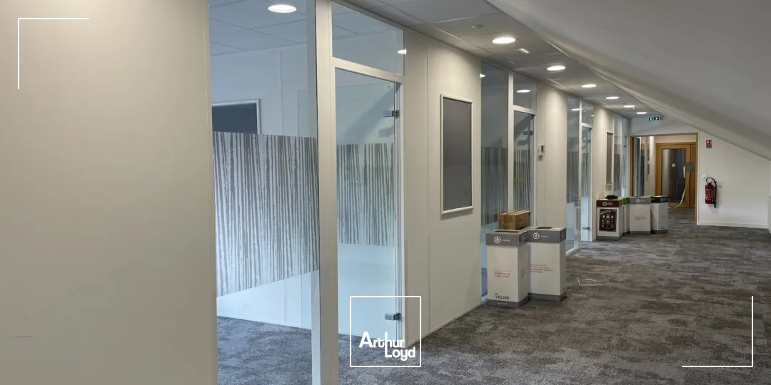 À LOUER - BUREAUX AU COUR D'HAZEBROUCK DANS UN IMMEUBLE TERTIAIRE DYNAMIQUE