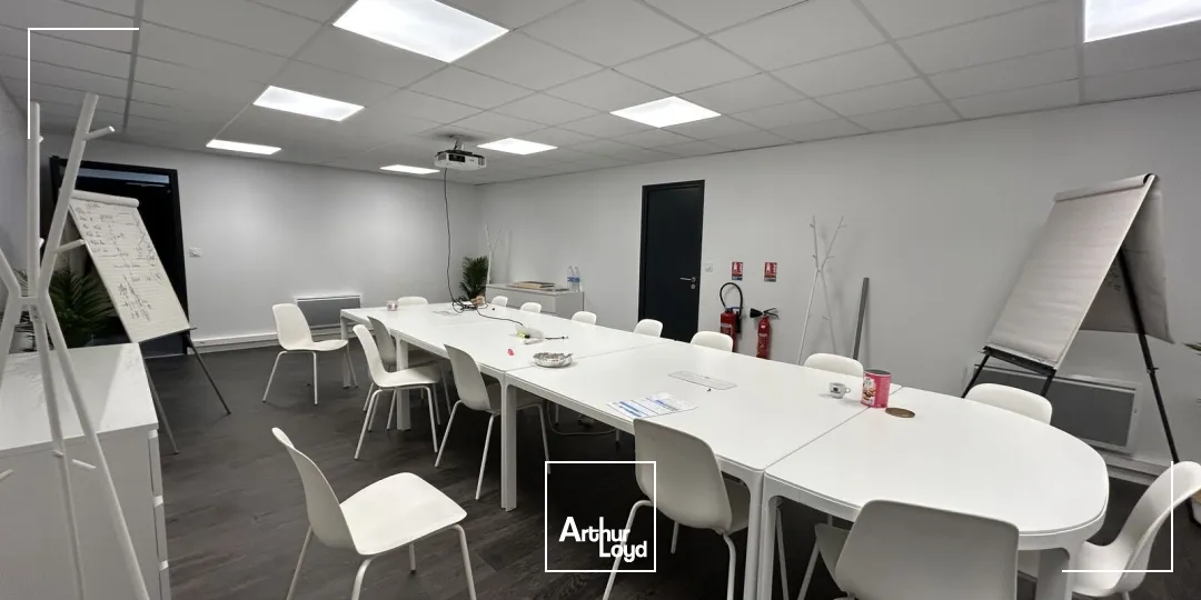 Opportunité de louer cet entrepôt , Show-room, Bureaux en excellent état et qui offre de nombreuses possibilités . Incroyable effet d'enseigne sur un axe très passant , à proximité...