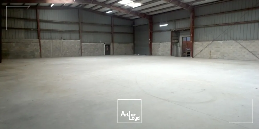 Entrepôt avec bureaux à louer - ZA Les Paluds - 13400 Aubagne