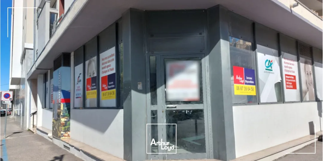 Local commercial à vendre ou à louer sur artère passante et en angle rue avec grand linéaire de vitrine - Centre-Ville - AUBAGNE