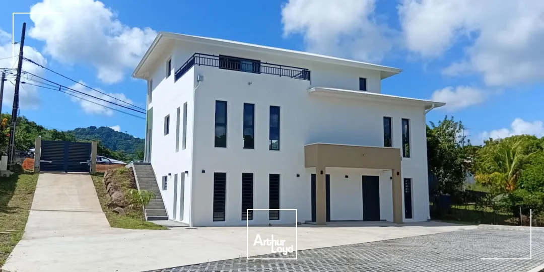 A LOUER , Trois Locaux commerciaux 74, 119 ou 130 m2 à l'entrée du ROBERT