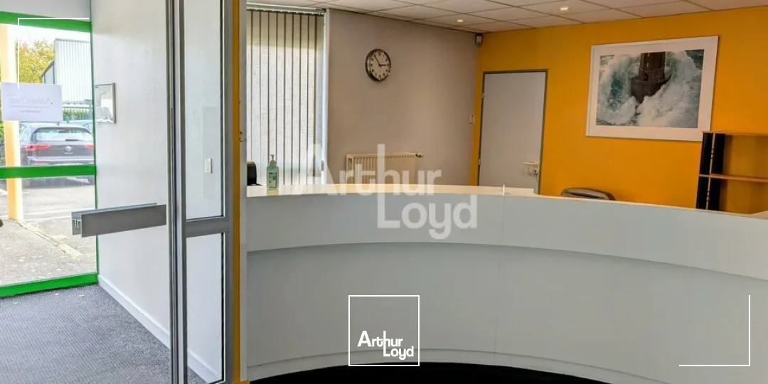 LA CHAPELLE DES FOUGERETZ - LOCAL D'ACTIVITE A LOUER AVEC GRANDE SURFACE DE BUREAUX - 900 M²