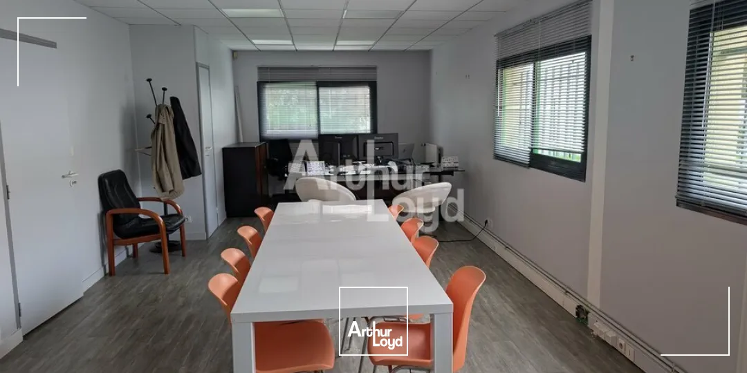 LA CHAPELLE DES FOUGERETZ - LOCAL D'ACTIVITE A LOUER AVEC GRANDE SURFACE DE BUREAUX - 900 M²