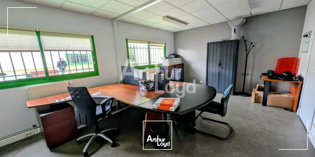 LA CHAPELLE DES FOUGERETZ - LOCAL D'ACTIVITE A LOUER AVEC GRANDE SURFACE DE BUREAUX - 900 M²