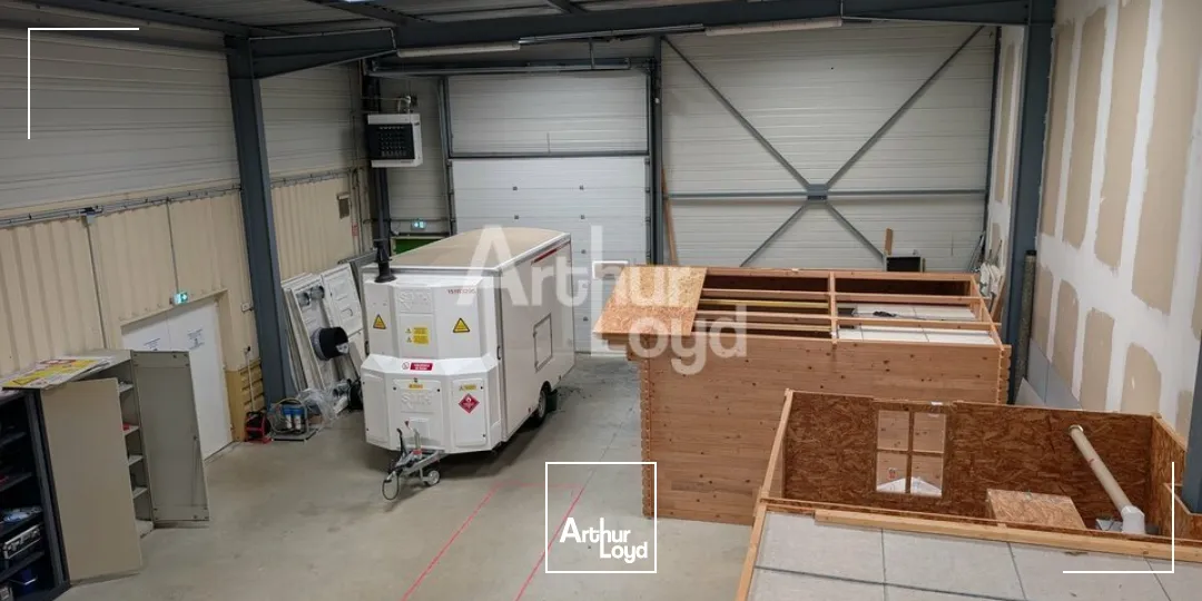 LA CHAPELLE DES FOUGERETZ - LOCAL D'ACTIVITE A LOUER AVEC GRANDE SURFACE DE BUREAUX - 900 M²