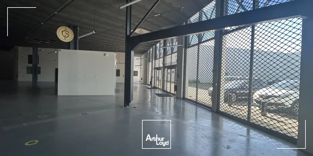 À louer à Mérignac un local commercial d'environ 1273 m²