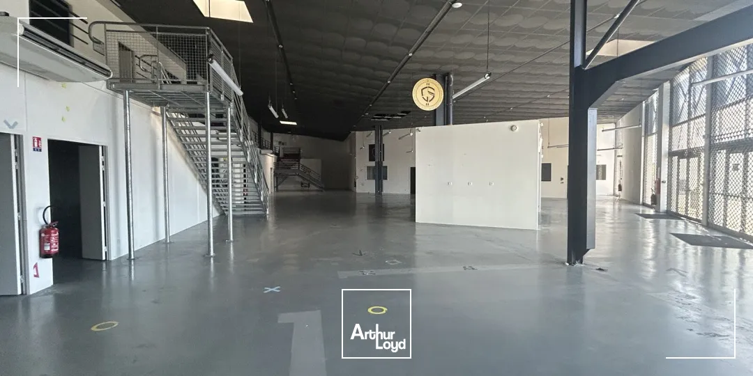 À louer à Mérignac un local commercial d'environ 1273 m²