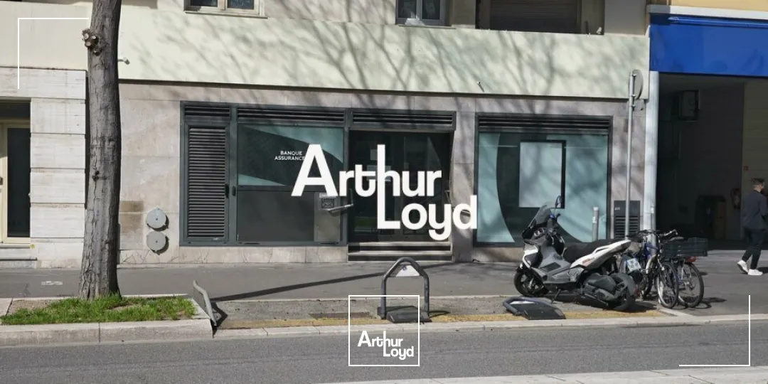 VENTE LOCAL COMMERCIAL195 M² + 1 PARKING EN SOUS SOL EMPLACEMENT N°1