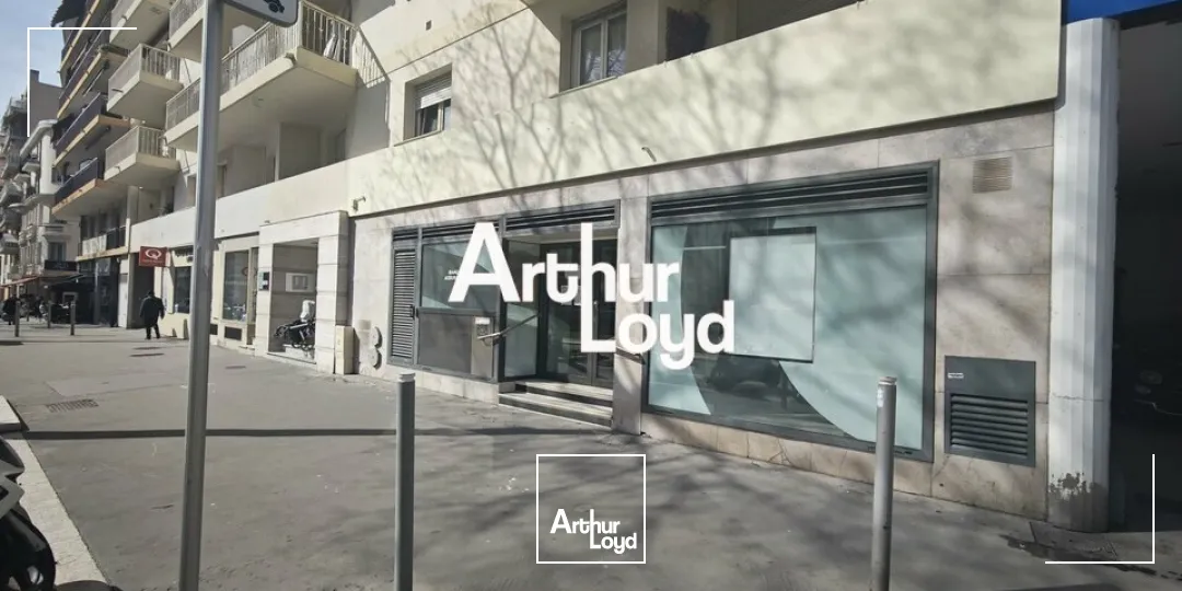 VENTE LOCAL COMMERCIAL195 M² + 1 PARKING EN SOUS SOL EMPLACEMENT N°1