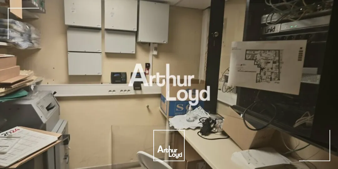 VENTE LOCAL COMMERCIAL195 M² + 1 PARKING EN SOUS SOL EMPLACEMENT N°1