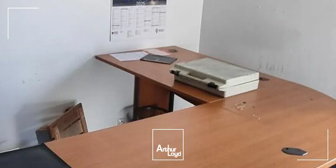 À vendre - Local d'activité de 772 m² avec atelier grande hauteur, bureaux et terrain clos