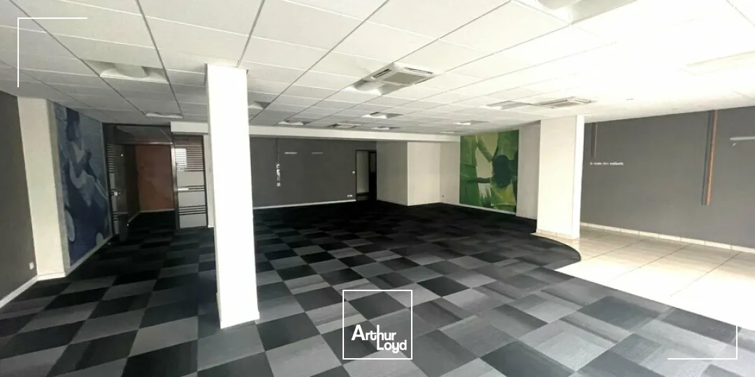 Local professionnel d'environ 149 m² à louer à Poitiers  Visibilité exceptionnelle et accessibilité Gare TGV