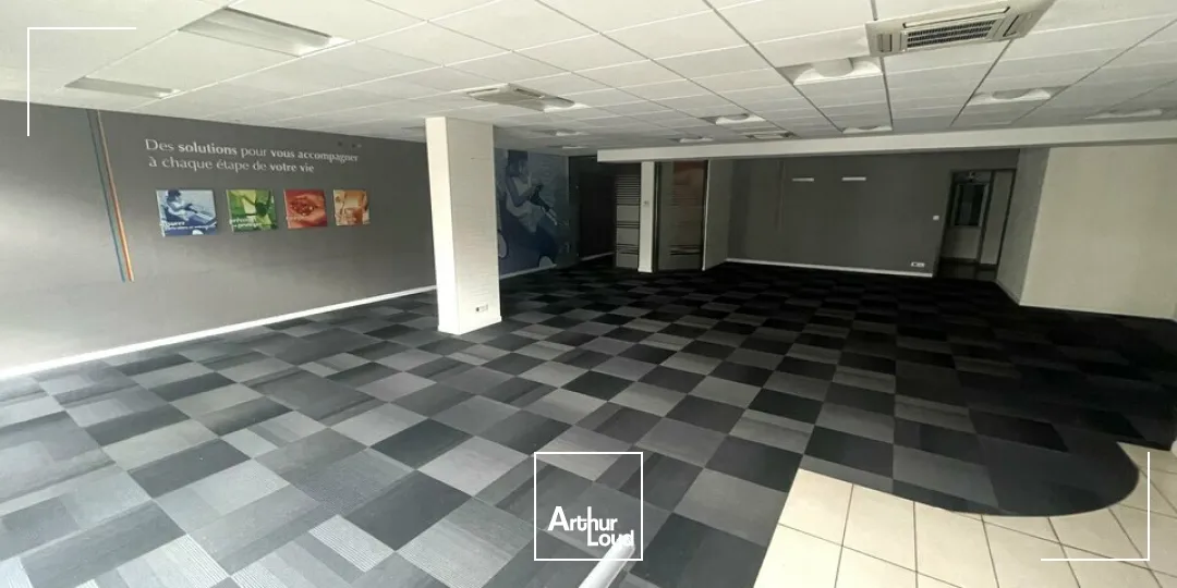 Local professionnel d'environ 149 m² à louer à Poitiers  Visibilité exceptionnelle et accessibilité Gare TGV