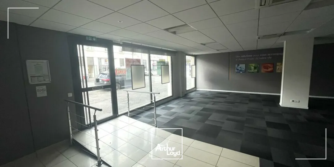 Local professionnel d'environ 149 m² à acheter à Poitiers  Visibilité exceptionnelle et accessibilité Gare TGV