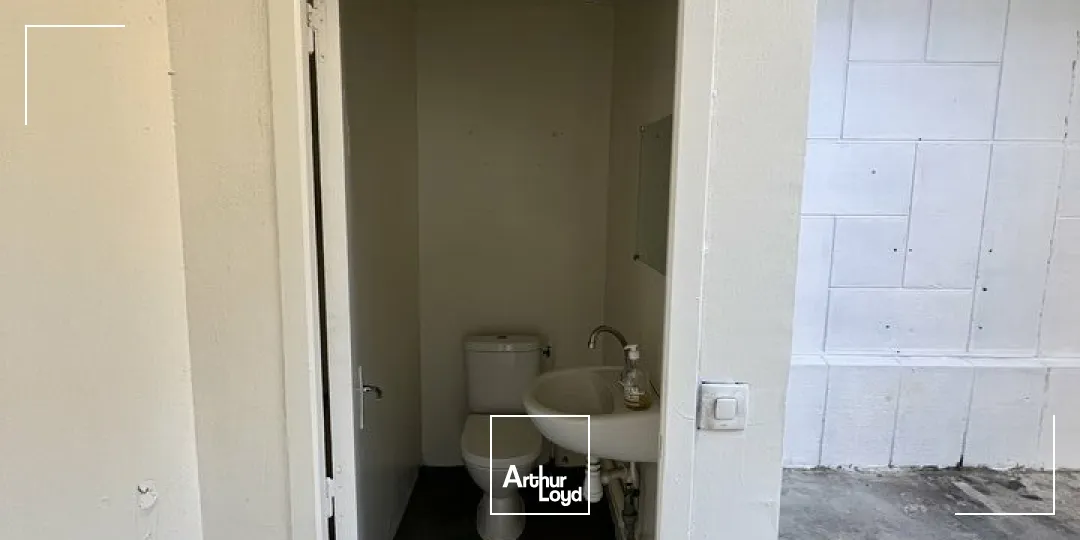 EXCLUSIVITÉ - A LOUER LOCAUX D'ACTIVITÉ DE 100m2 AVEC BUREAU ZONE INDUSTRIELLE ET PORTUAIRE DU HAVRE