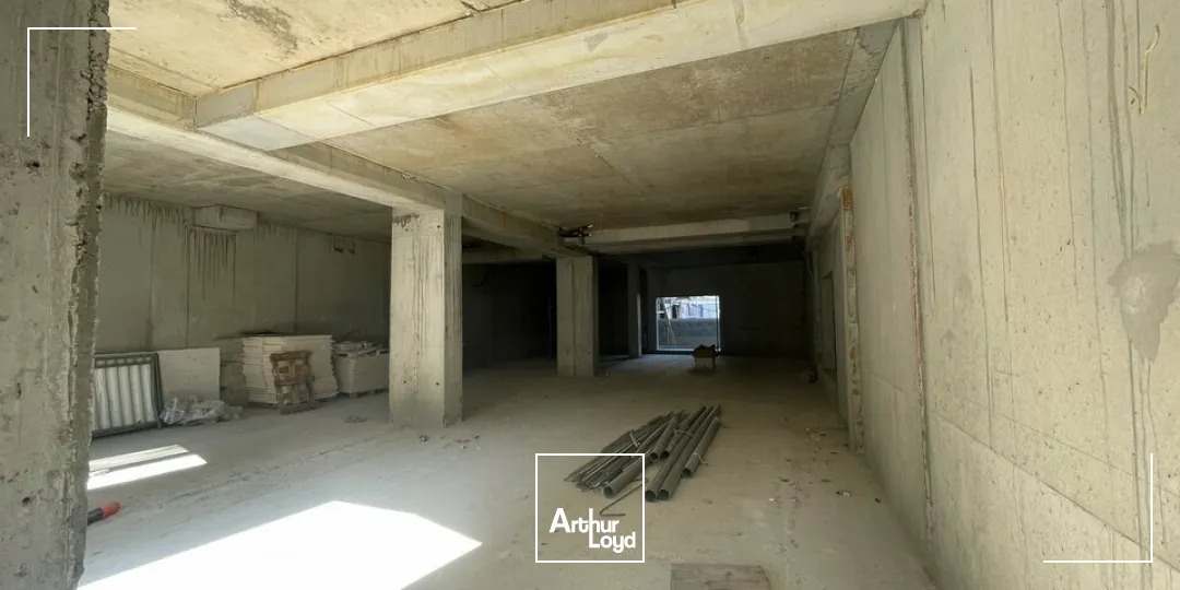 LA RICHE COMMERCE A VENDRE 325 M² PROGRAMME NEUF AVEC JARDIN PRIVATIF