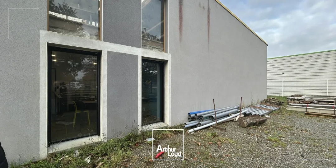 A LOUER - STOCKAGE - BUREAUX - ZONE ACTIVITES - PONTCHATEAU - 600 :2 - 300 m2