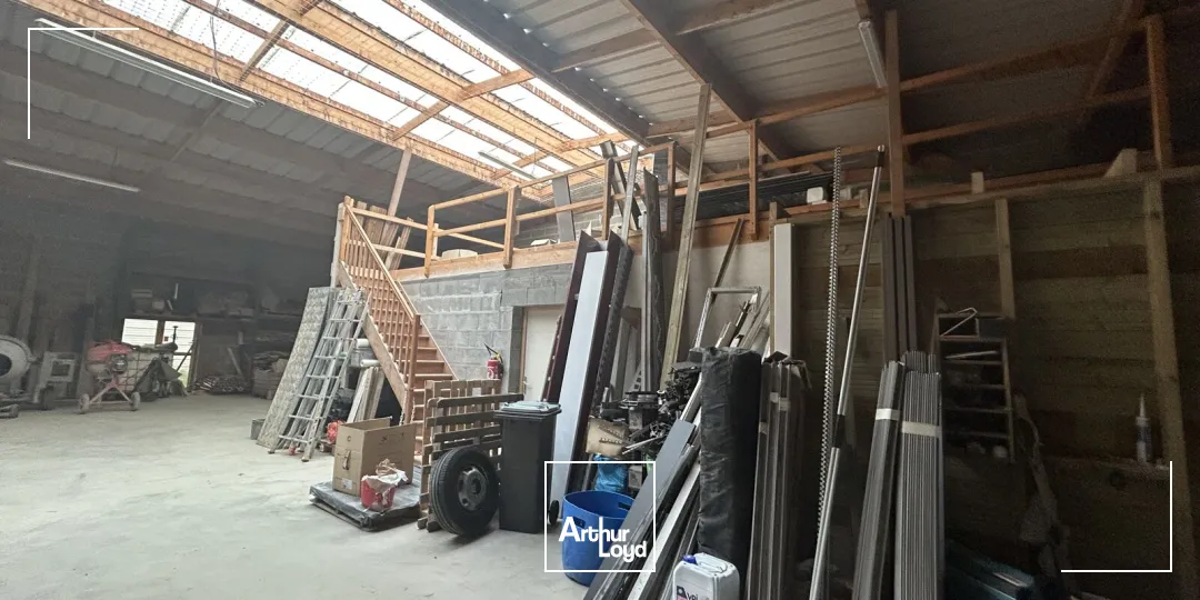 A LOUER - STOCKAGE - BUREAUX - ZONE ACTIVITES - PONTCHATEAU - 600 :2 - 300 m2