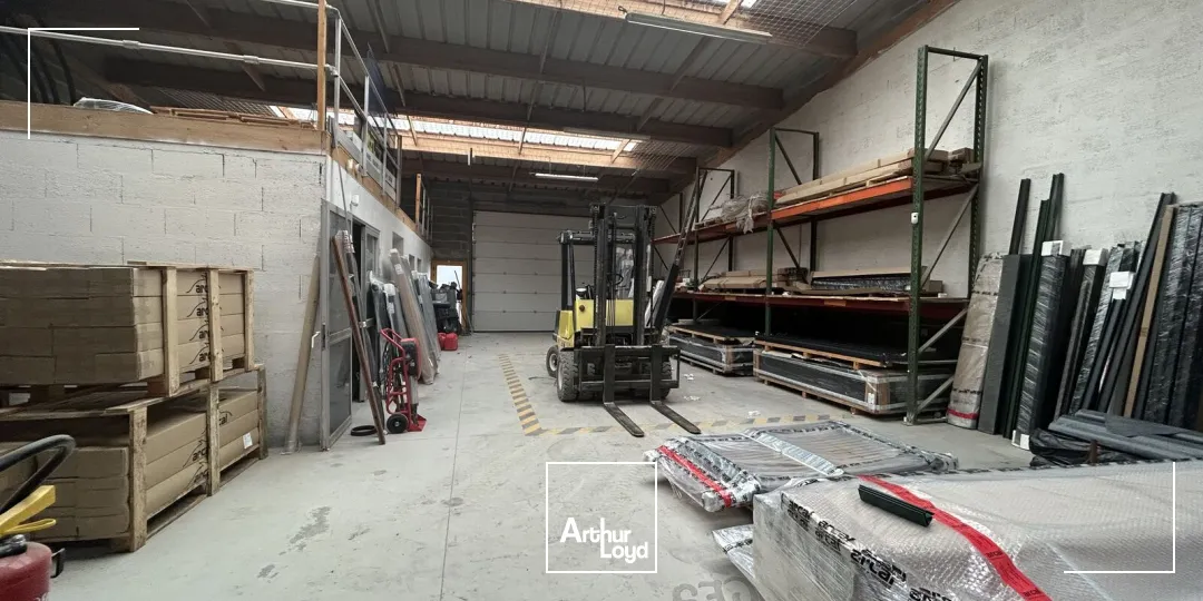 A LOUER - STOCKAGE - BUREAUX - ZONE ACTIVITES - PONTCHATEAU - 600 :2 - 300 m2