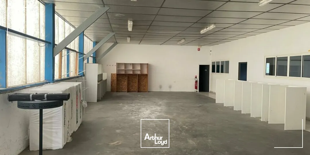 LOCAL D'ACTIVITÉ DE 376M² À LA LOCATION  MONTAIGU-VENDÉE 