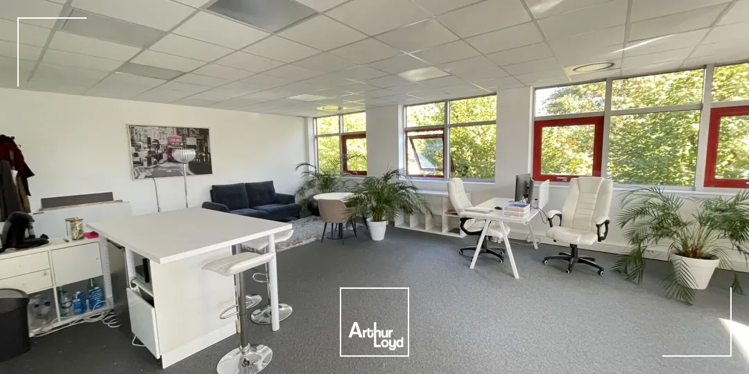 BUREAUX À LOUER-121 M²-PARC DU PERRAY