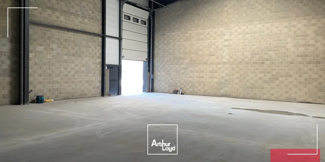 Bâtiment à usage d'activités et bureaux, à louer