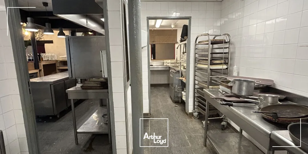 À louer aux Chartrons à Bordeaux un local commercial sur deux niveaux d'environ 320 m²