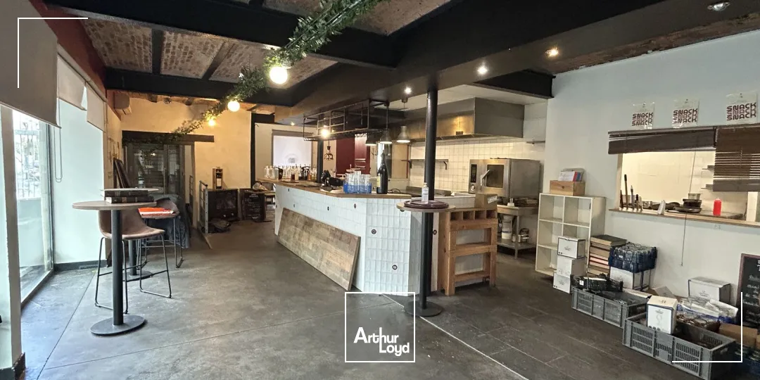 À louer aux Chartrons à Bordeaux un local commercial sur deux niveaux d'environ 320 m²