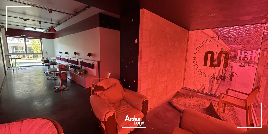 À louer aux Chartrons à Bordeaux un local commercial sur deux niveaux d'environ 320 m²