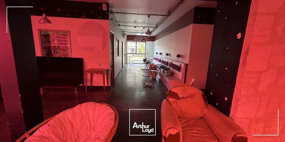 À louer aux Chartrons à Bordeaux un local commercial sur deux niveaux d'environ 320 m²